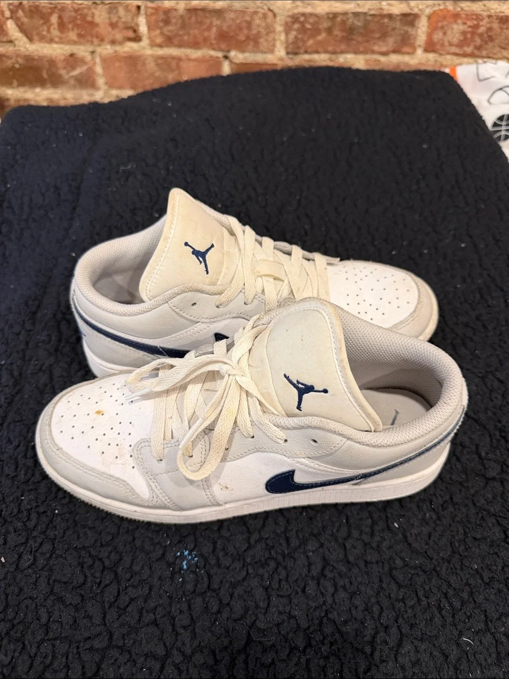 Jordan Kids Low-Top Sneakers in Off-White with Navy Logo